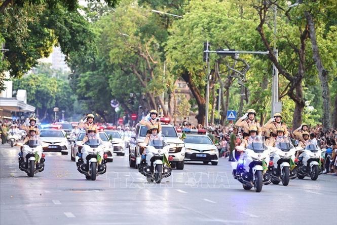 Biểu diễn kỹ thuật điều khiển xe mô tô bỏ hai tay, giơ tay chào. Ảnh: Minh Đức - TTXVN