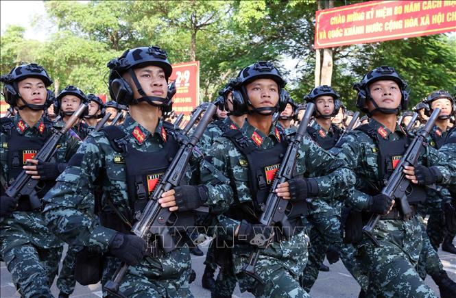 Khối nam Cảnh sát đặc nhiệm tham gia buổi hợp luyện tại Đại học Quốc gia Hà Nội. Ảnh: Phạm Kiên - TTXVN