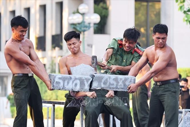 Các màn biểu diễn khí công vô cùng đặc sắc của các cán bộ, chiến sĩ Cảnh vệ. Ảnh: Minh Đức - TTXVN