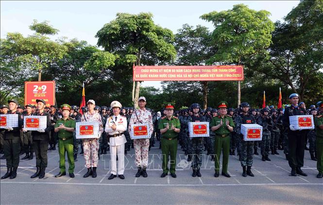 Trung tướng Nguyễn Ngọc Vân, Tư lệnh Bộ Tư lệnh Cảnh sát cơ động tặng quà, động viên chiến sĩ các khối tham gia diễu binh, tại buổi hợp luyện. Ảnh: Phạm Kiên - TTXVN