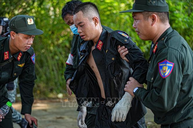 Do thời tiết nắng nóng nên nhiều chiến sĩ đã bị kiệt sức, được đồng đội đưa vào chăm sóc y tế. Ảnh: Phạm Tuấn Anh - TTXVN