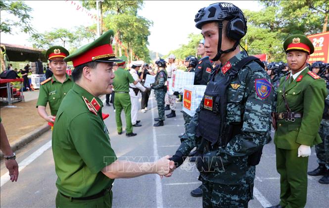 Trung tướng Nguyễn Ngọc Vân, Tư lệnh Bộ Tư lệnh Cảnh sát cơ động thăm hỏi và động viên chiến sĩ các khối tham gia diễu binh, tại buổi hợp luyện. Ảnh: Phạm Kiên - TTXVN