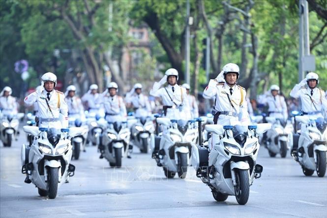 Biểu diễn kỹ thuật điều khiển xe mô tô bỏ hai tay, giơ tay chào. Ảnh: Minh Đức - TTXVN