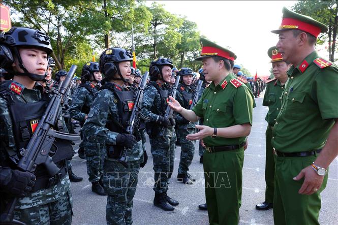 Trung tướng Nguyễn Ngọc Vân, Tư lệnh Bộ Tư lệnh Cảnh sát cơ động thăm hỏi và động viên chiến sĩ các khối tham gia diễu binh, tại buổi hợp luyện. Ảnh: Phạm Kiên - TTXVN