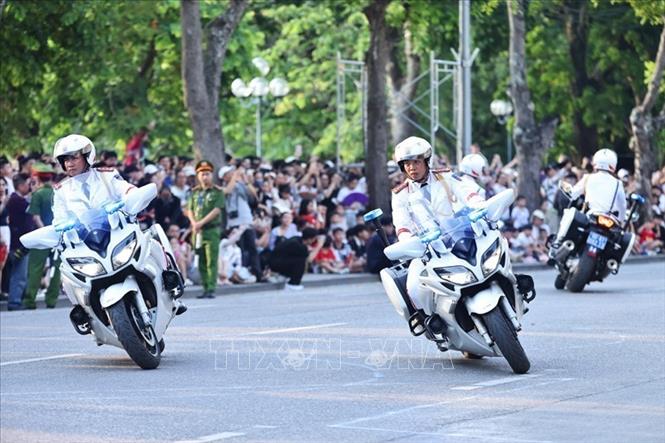 Biểu diễn đội hình xe mô tô di chuyển zích zắc. Ảnh: Minh Đức - TTXVN

