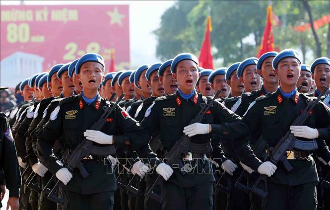 Khối nam sĩ quan gìn giữ hoà bình tham gia buổi hợp luyện tại Đại học Quốc gia Hà Nội. Ảnh: Phạm Kiên - TTXVN