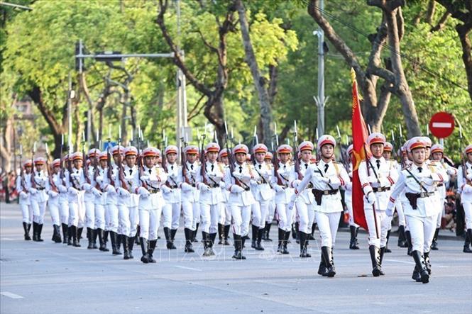 Biểu diễn múa súng theo đội hình trên nền nhạc ca khúc “Xứng đáng là thanh bảo kiếm”. Ảnh: Minh Đức - TTXVN