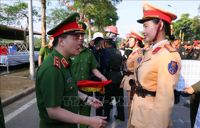 Trung tướng Nguyễn Ngọc Vân, Tư lệnh Bộ Tư lệnh Cảnh sát cơ động thăm hỏi và động viên chiến sĩ các khối tham gia diễu binh, tại buổi hợp luyện. Ảnh: Phạm Kiên - TTXVN