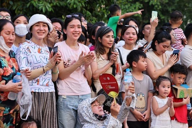 Đông đảo người dân và du khách được chiêm ngưỡng những màn trình diễn nghiệp vụ của các chiến sĩ đến từ Bộ Tư lệnh Cảnh vệ. Ảnh: Khánh Hòa - TTXVN