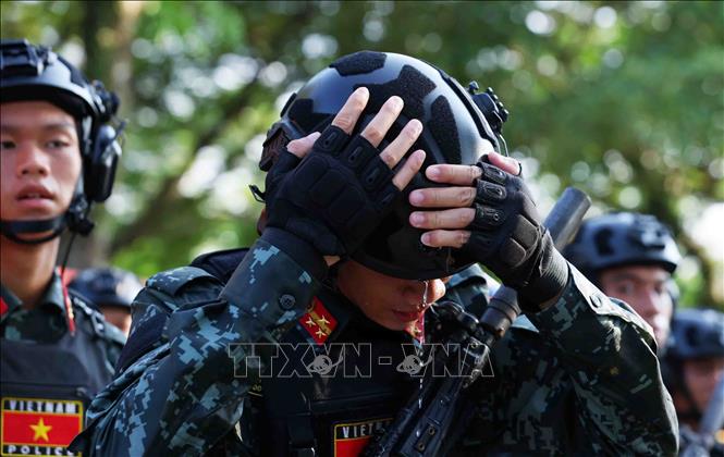 Những ngày qua, thời tiết tại Hà Nội nắng nóng nên khiến chiến sĩ tham gia các khối diễu binh đổ mồ hôi và mất sức rất nhiều trong tập luyện. Ảnh: Phạm Kiên - TTXVN
