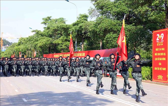 Khối nam Cảnh sát đặc nhiệm tham gia buổi hợp luyện tại Đại học Quốc gia Hà Nội. Ảnh: Phạm Kiên - TTXVN