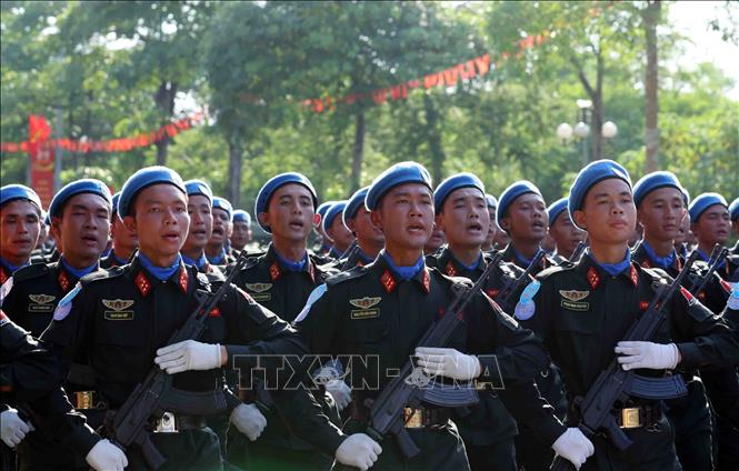 Khối nam sĩ quan gìn giữ hoà bình tham gia buổi hợp luyện tại Đại học Quốc gia Hà Nội. Ảnh: Phạm Kiên - TTXVN