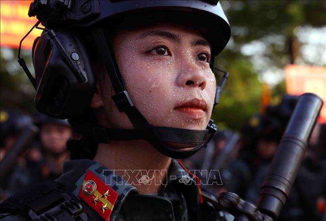 Những ngày qua, thời tiết tại Hà Nội nắng nóng nên khiến chiến sĩ tham gia các khối diễu binh đổ mồ hôi và mất sức rất nhiều khi tập luyện. Ảnh: Phạm Kiên - TTXVN