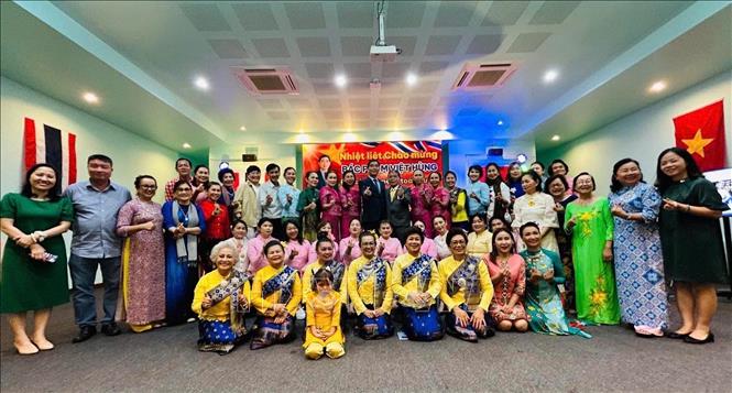 Đoàn công tác do Đại sứ Phạm Việt Hùng dẫn đầu chụp ảnh lưu niệm với kiều bào tại Phuket. Ảnh: TTXVN phát