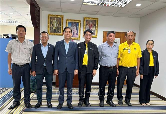 Đại sứ Phạm Việt Hùng (thứ ba từ trái sang) và Tổng giám đốc Cảng hàng không quốc tế Phuket Monchai Tanode (thứ tư, từ trái sang) chụp ảnh lưu niệm tại cuộc thăm làm việc với Cảng hàng không quốc tế Phuket. Ảnh: TTXVN phát