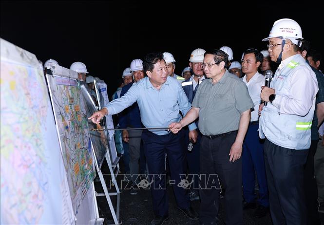 Prime Minister Pham Minh Chinh inspects the Tan Van–Nhon Trach section of HCM City’s Ring Road 3 project, which includes the Nhon Trach Bridge. VNA Photo: Dương Giang