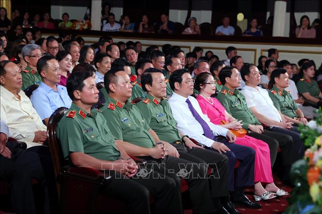 Dự chương trình có các đồng chí Ủy viên Bộ Chính trị: Bí thư Trung ương Đảng, Trưởng Ban Nội chính Trung ương Phan Đình Trạc; Đại tướng Lương Tam Quang, Bộ trưởng Bộ Công an. Ảnh: Phạm Kiên - TTXVN