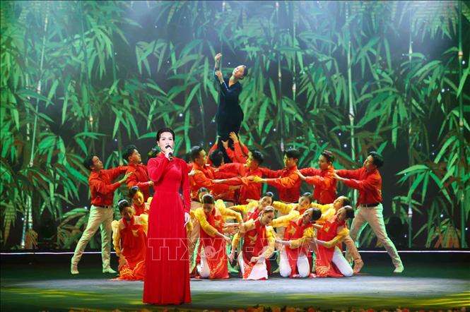 Chương trình gồm những tiết mục nghệ thuật đỉnh cao kết hợp công nghệ trình diễn hiện đại, hiệu ứng âm thanh - ánh sáng hoành tráng, tạo nên không gian nghệ thuật hào hùng, thiêng liêng và xúc động. Ảnh: Phạm Kiên - TTXVN