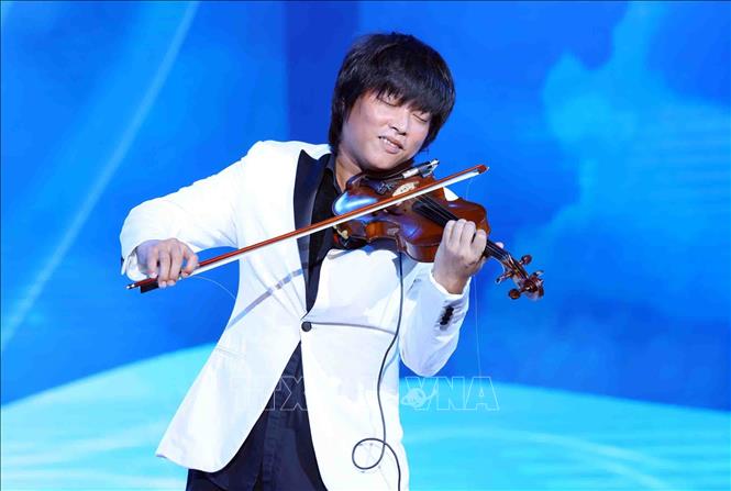 Chương trình có sự tham gia của nhiều nghệ sĩ nổi tiếng và các vũ đoàn chuyên nghiệp. Ảnh: Phạm Kiên - TTXVN