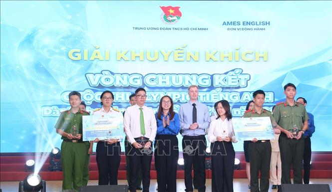 Ban giám khảo trao 2 giải Khuyến khích dành cho Đội The H Trinity và Đội The Three Pillars. Ảnh: Hạnh Quyên - TTXVN