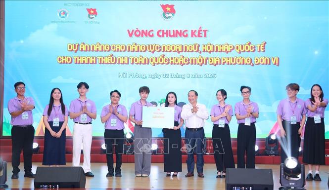 Ban tổ chức Hội trại trao giải Nhì cho Team 6: Sóng trẻ với dự án LanBuddy mang cơ hội học tiếng Anh cho các bạn trẻ đặc biệt là ở vùng sâu, vùng xa. Ảnh: Hạnh Quyên - TTXVN