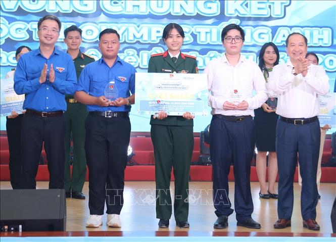 Ban giám khảo trao giải Nhất cho Đội Star Striders. Ảnh: Hạnh Quyên - TTXVN