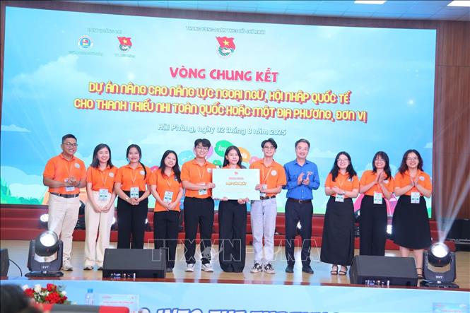 Ban tổ chức trao giải Nhất cho Team 4: The Avenger force với dự án Profile. Ảnh: Hạnh Quyên - TTXVN