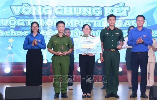 Ban giám khảo trao giải Ba cho Đội Tri Guardians. Ảnh: Hạnh Quyên - TTXVN