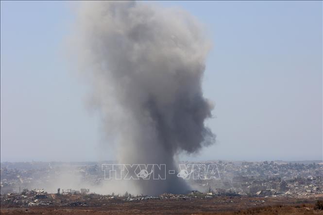 Khói bốc lên sau các cuộc không kích của Israel xuống Dải Gaza. Ảnh: THX/TTXVN