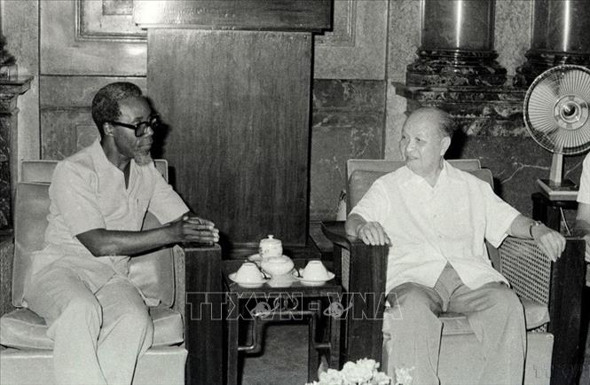 Chủ tịch Hội đồng Nhà nước Trường Chinh tiếp Bộ trưởng Ngoại thương Angola Ismael Gaspar Martins sang thăm nước ta (21/6/1984). Ảnh: Kim Hùng – TTXVN