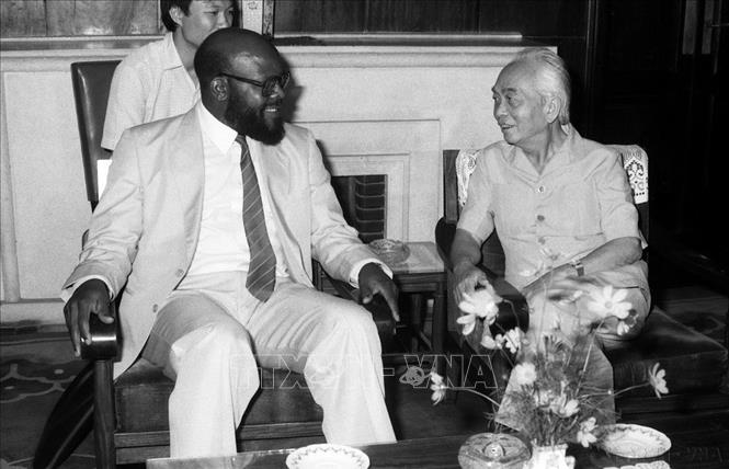 Phó Chủ tịch HĐBT Võ Nguyên Giáp tiếp đoàn kinh tế chính phủ Angola do Bộ trưởng Nông nghiệp Fernando Faustino Muteka làm trưởng đoàn sang tham dự kỳ họp thứ 3 Ủy ban Liên chính phủ Việt Nam-Angola (Hà Nội, 3/5/1989). Ảnh: Kim Hùng - TTXVN
