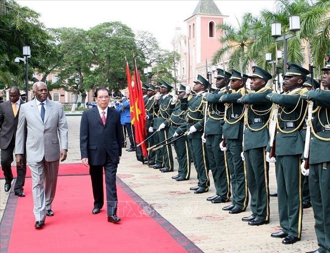 Tổng thống Cộng hòa Angola José Eduardo dos Santos và Tổng Bí thư Nông Đức Mạnh duyệt đội danh dự trong chuyến thăm chính thức tới Angola (Luanda, 3/4/2008). Ảnh: Đinh Xuân Tuân – TTXVN