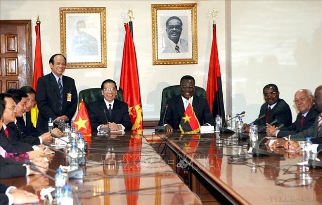  Tổng Bí thư Nông Đức Mạnh hội đàm với lãnh đạo Đảng Phong trào Nhân dân Giải phóng Angola (MPLA), (Luanda, 4/2008). Ảnh: Đinh Xuân Tuân – TTXVN
