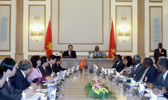 Tổng thống Cộng hòa Angola José Eduardo dos Santos hội đàm Tổng Bí thư Nông Đức Mạnh trong chuyến thăm chính thức Angola (Luanda, 3/4/2008). Ảnh: Đinh Xuân Tuân – TTXVN
