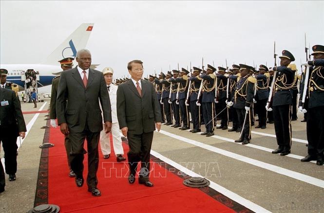 Tổng thống Cộng hòa Angola José Eduardo dos Santos và Chủ tịch nước Trần Đức Lương duyệt đội danh dự tại sân bay quốc tế 4/2 ở Thủ đô Luanda, trong chuyến thăm chính thức Angola từ ngày 25-26/10/2002. Ảnh: Nguyễn Khang – TTXVN