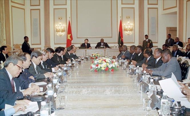 Tổng thống Cộng hòa Angola José Eduardo dos Santos hội đàm với Chủ tịch nước Trần Đức Lương (Luanda, 25/10/2002). Ảnh: Nguyễn Khang – TTXVN