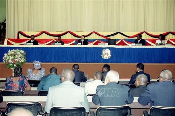 Chủ tịch nước Trần Đức Lương phát biểu tại quốc hội Angola (Luanda, 25/10/2002). Ảnh: Nguyễn Khang – TTXVN