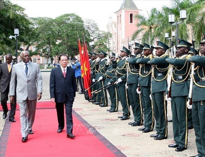 Tổng thống Cộng hòa Angola José Eduardo dos Santos và Tổng Bí thư Nông Đức Mạnh duyệt đội danh dự trong chuyến thăm chính thức tới Angola (Luanda, 3/4/2008). Ảnh: Đinh Xuân Tuân – TTXVN