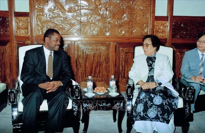  Phó Chủ tịch nước Nguyễn Thị Bình tiếp Thứ trưởng Bộ Ngoại giao Angola João Bernardo de Miranda thăm nước ta (Hà Nội, 28/6/1995). Ảnh: Kim Hùng – TTXVN