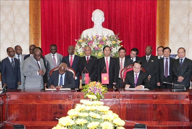 Bộ trưởng Bộ Công an Trần Đại Quang và Bộ trưởng Bộ Nội vụ Cộng hòa Angola Angelo Tavares ký Hiệp định hợp tác trên lĩnh vực An ninh và trật tự công cộng (Hả Nội, 21/10/2014). Ảnh: Doãn Tấn - TTXVN.