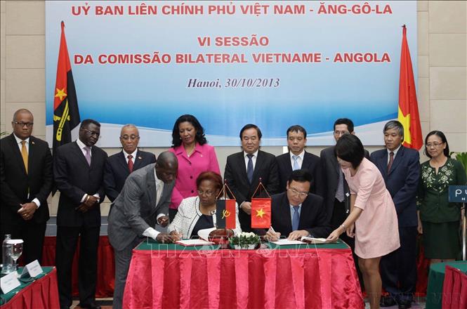Ông Phạm Vũ Luận, Bộ trưởng Bộ Giáo dục và Đào tạo Việt Nam, Chủ tịch Phân ban Việt Nam và bà Maria Candida Teixeira, Bộ trưởng Bộ Khoa học Công nghệ Angola, Chủ tịch Phân ban Angola ký kết Biên bản kỳ họp thứ 6 Ủy ban liên Chính phủ Việt Nam - Angola (Hà Nội, 30/10/2013). Ảnh: Minh Quyết – TTXVN
