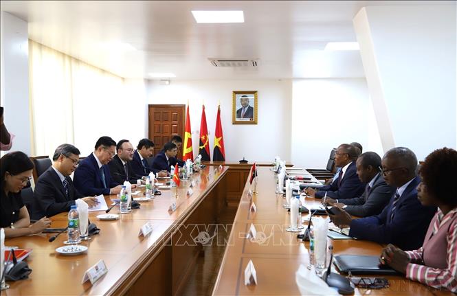 Trưởng ban Tuyên giáo Trung ương Nguyễn Trọng Nghĩa hội đàm với ông Manuel Domigos Augusto, Ủy viên Bộ Chính trị, Bí thư phụ trách đối ngoại của Đảng MPLA và ông Esteves Carlos Hilário, Ủy viên Bộ Chính trị, Bí thư phụ trách thông tin và truyền thông Đảng MPLA (Angola, 5/2024). Ảnh: Hồng Minh - PV TTXVN tại châu Phi