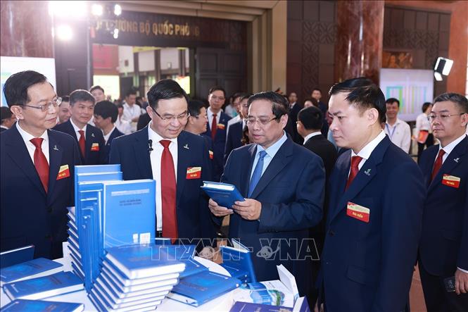 Thủ tướng Phạm Minh Chính tham quan trưng bày thành tựu của Tập đoàn Petrovietnam. Ảnh: Dương Giang-TTXVN