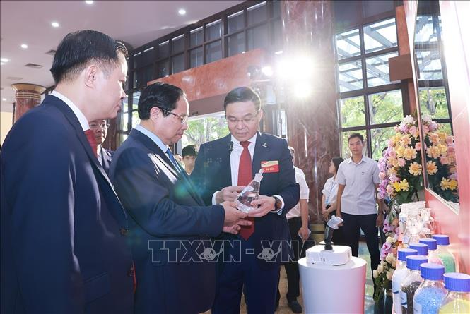 Thủ tướng Phạm Minh Chính tham quan trưng bày thành tựu của Tập đoàn Petrovietnam. Ảnh: Dương Giang-TTXVN
