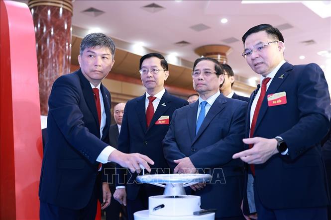Thủ tướng Phạm Minh Chính tham quan trưng bày thành tựu của Tập đoàn Petrovietnam. Ảnh: Dương Giang-TTXVN
