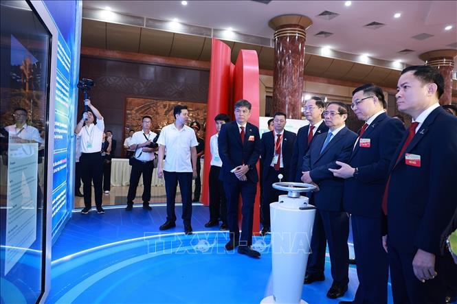 Thủ tướng Phạm Minh Chính tham quan trưng bày thành tựu của Tập đoàn Petrovietnam. Ảnh: Dương Giang-TTXVN

