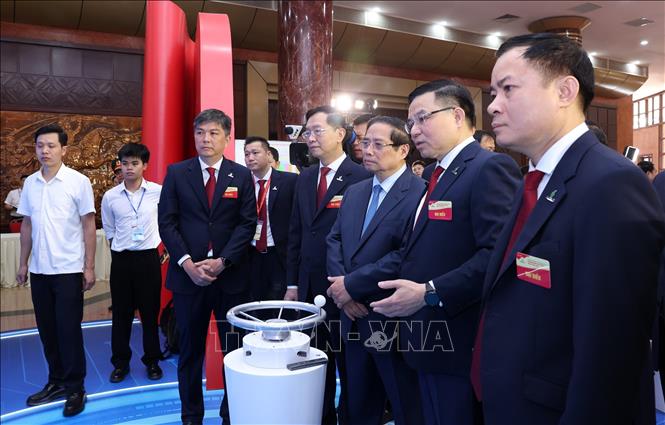 Thủ tướng Phạm Minh Chính tham quan trưng bày thành tựu của Tập đoàn Petrovietnam. Ảnh: Quốc Khánh - TTXVN