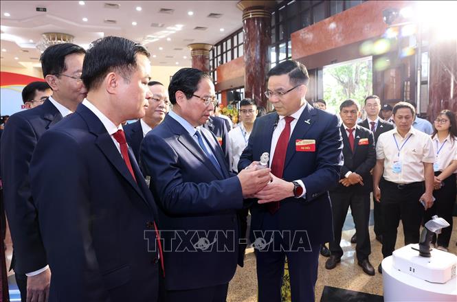 Thủ tướng Phạm Minh Chính tham quan trưng bày thành tựu của Tập đoàn Petrovietnam. Ảnh: Quốc Khánh - TTXVN