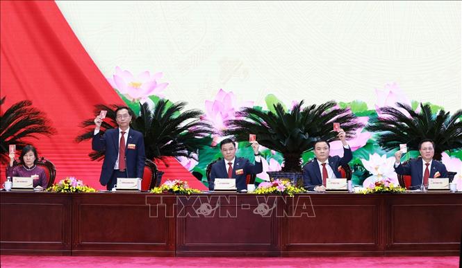 Đoàn Chủ tịch biểu quyết thông qua báo cáo thẩm tra tư cách đại biểu tham dự Đại hội. Ảnh: Dương Giang-TTXVN