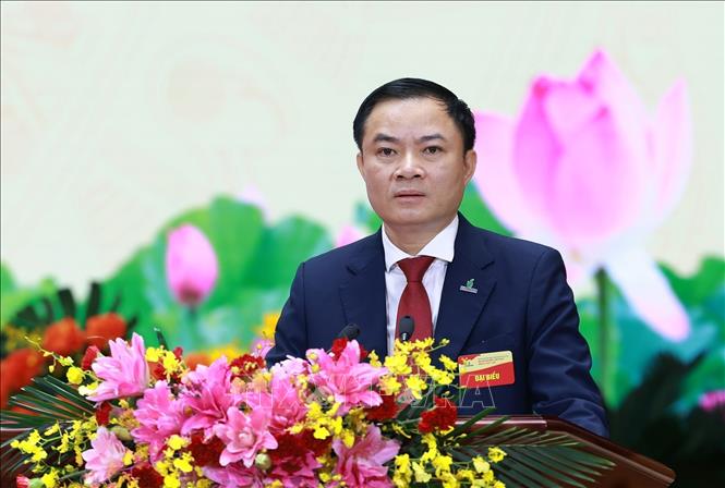 Đồng chí Lê Ngọc Sơn, Phó Bí thư Đảng ủy, Tổng Giám đốc Tập đoàn Công nghiệp - Năng lượng Quốc gia Việt Nam trình bày Báo cáo chính trị. Ảnh: Dương Giang-TTXVN